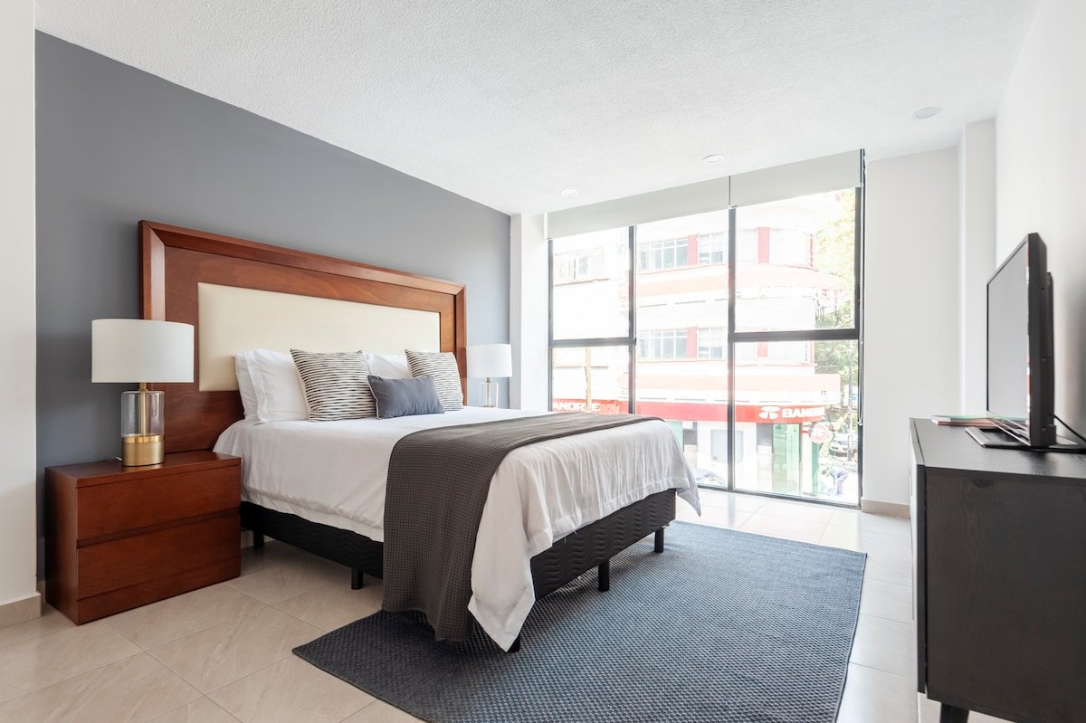 Large 3BR Apartment with exceptional street views gallery image 4