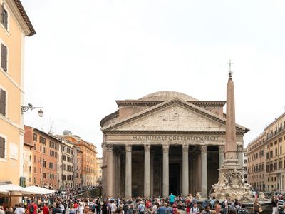 ۩ The Artist’s House in front of Pantheon
