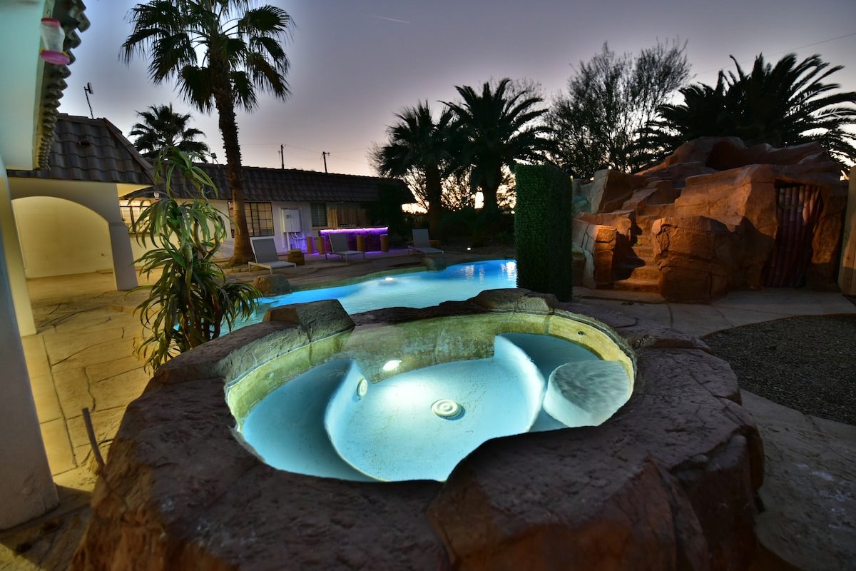Tropical Pool and backyard gallery image 2