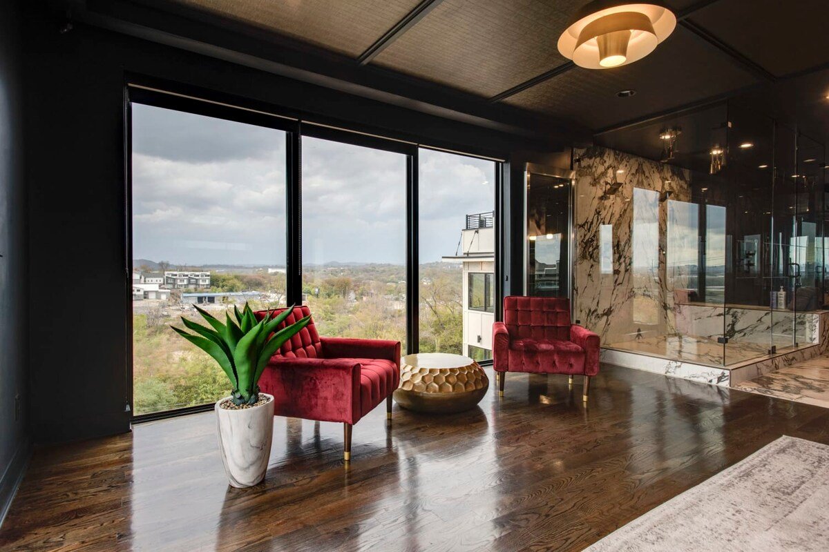 5 Mins to Nissan, Large Rooftop, Murals, Skyline V gallery image 4