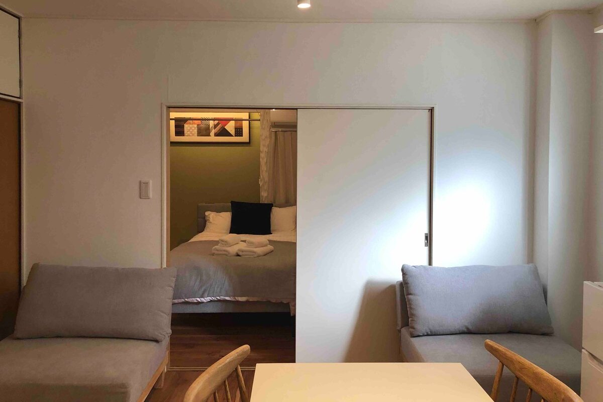 渋谷徒歩5分。駅近だけど夜は静かな１階の部屋。3 BED (w120cm)＋1SOFABED gallery image 5