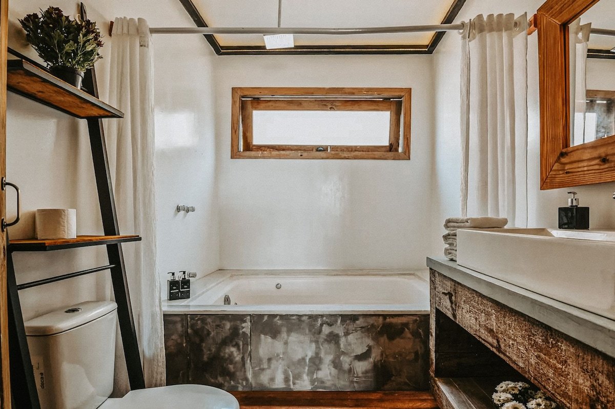 Timeless Art-Deco Mansion w/ Stunning City Views gallery image 3