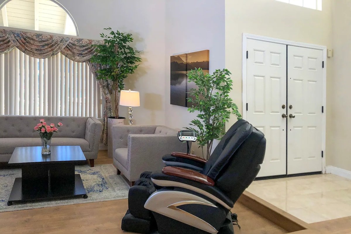 Spacious 7 Bedroom Home Great for 16 Guests gallery image 5