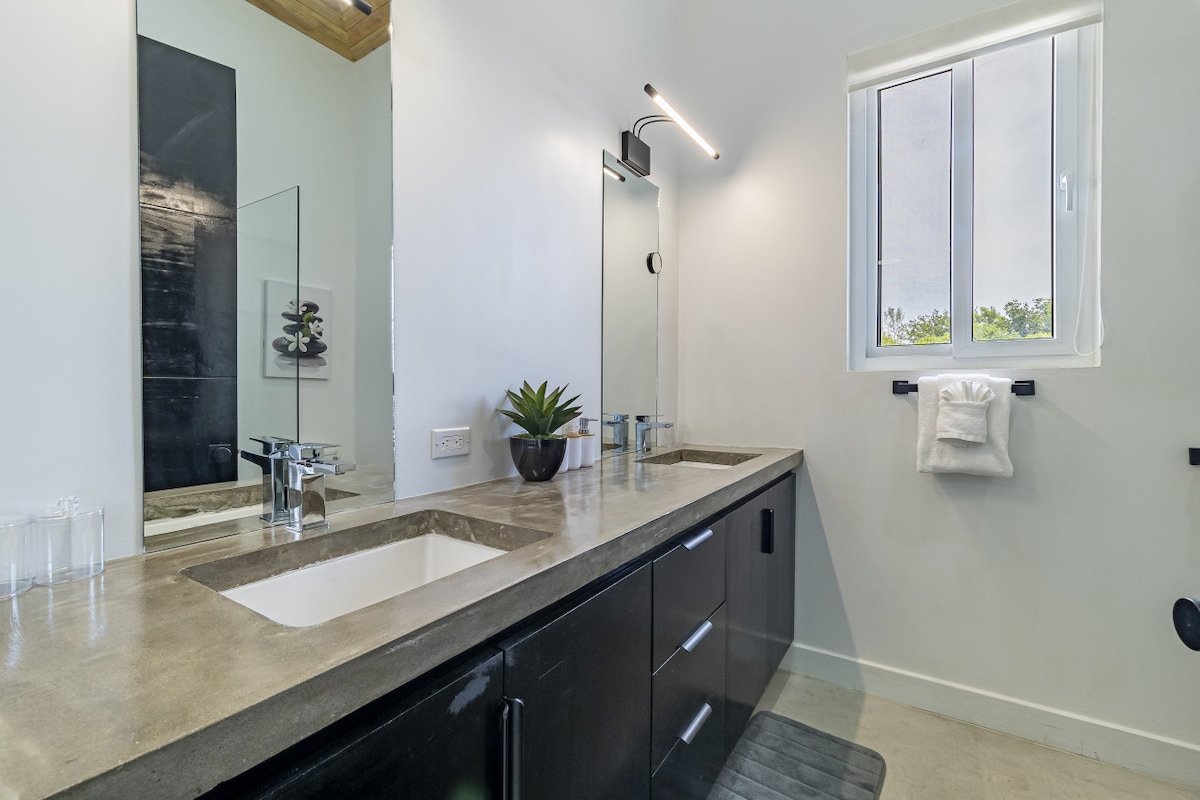 Blue Oasis and Pool Club at Mahogany Bay gallery image 5