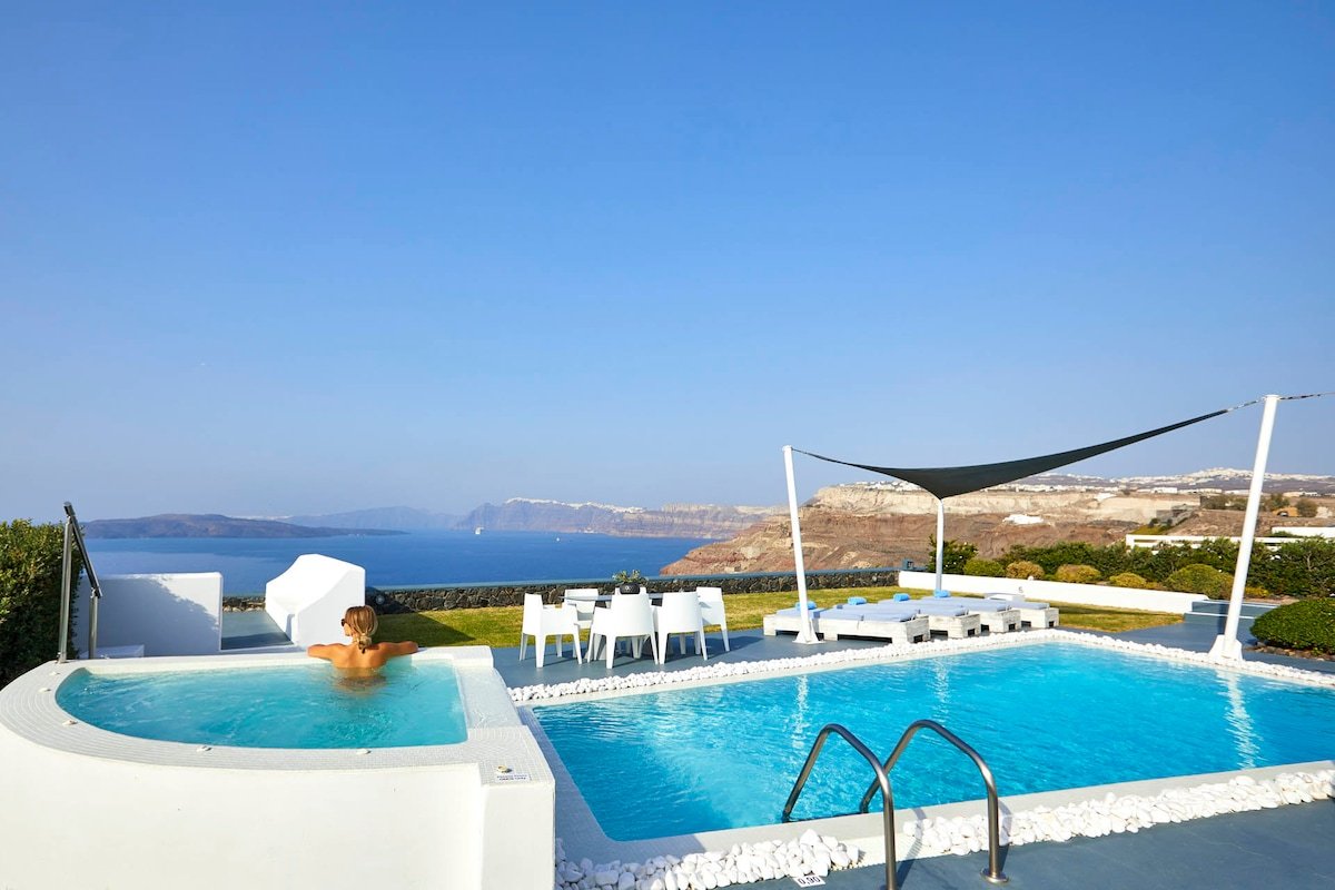 Serenity Villa with caldera view & heated pool gallery image 2