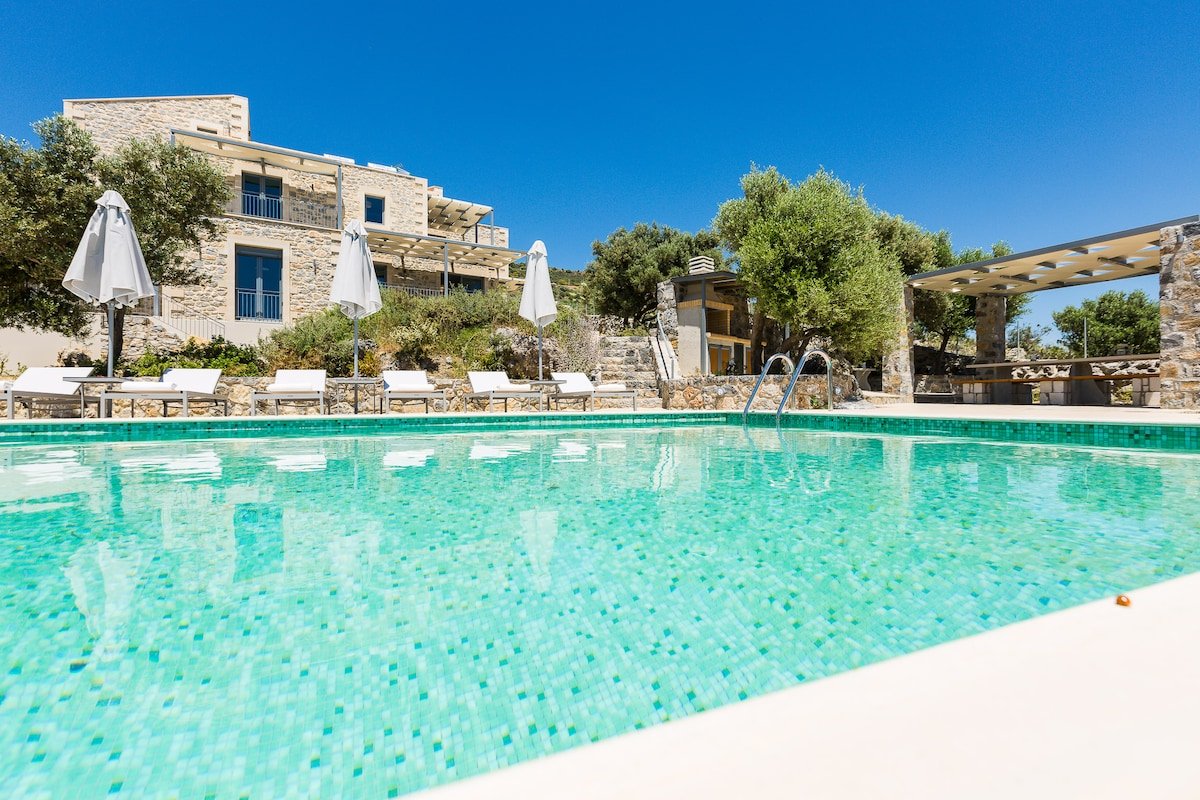 Sea views, private pool and near the beach gallery image 4