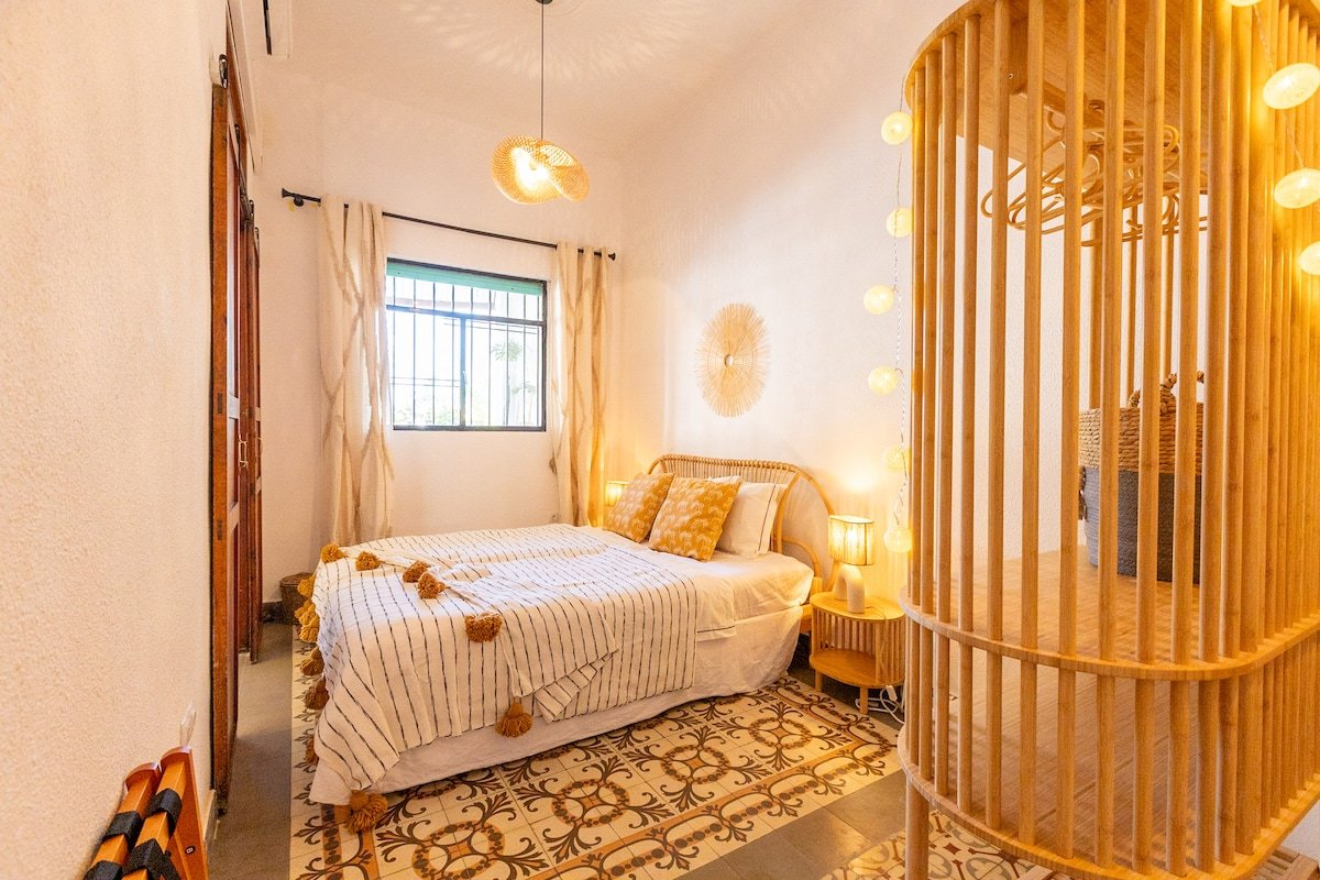 Spanish house- high ceilings and close to beach gallery image 5