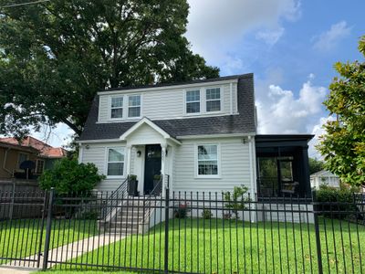 ByTulane&Loyola Univ Modern Sunny Close