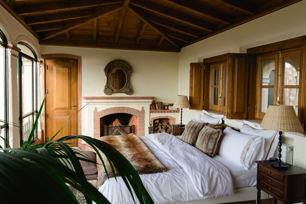 Cozy Christmas Villa, fireplace and magic sparkle gallery image 2