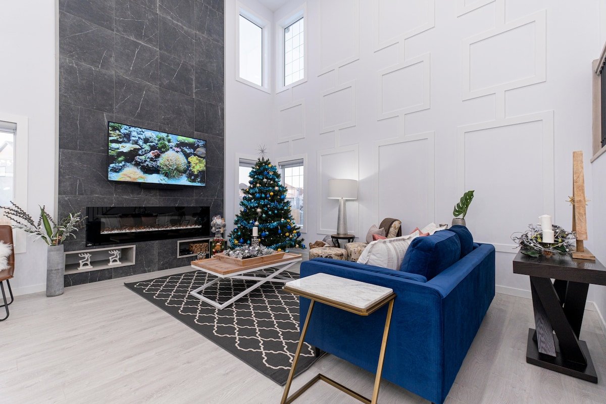 Luxury lifestyle in trendy location, king bed gallery image 2