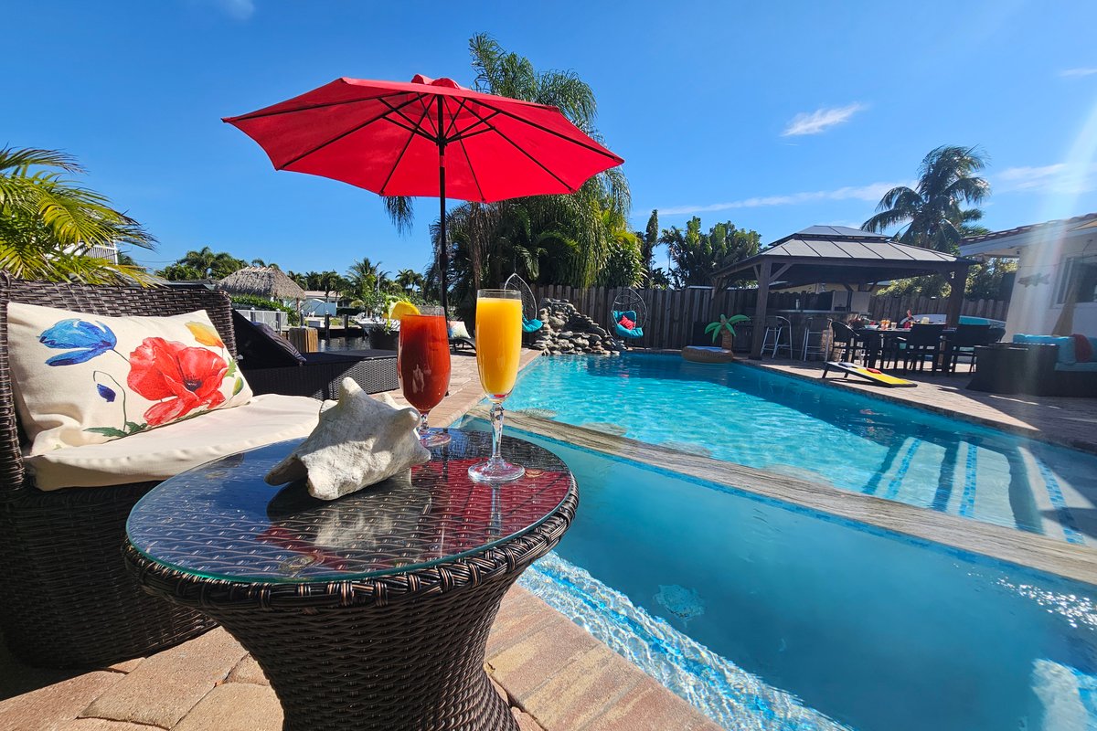 Waterfront: Heated Pool, Spa, wet bar & Boat Rides