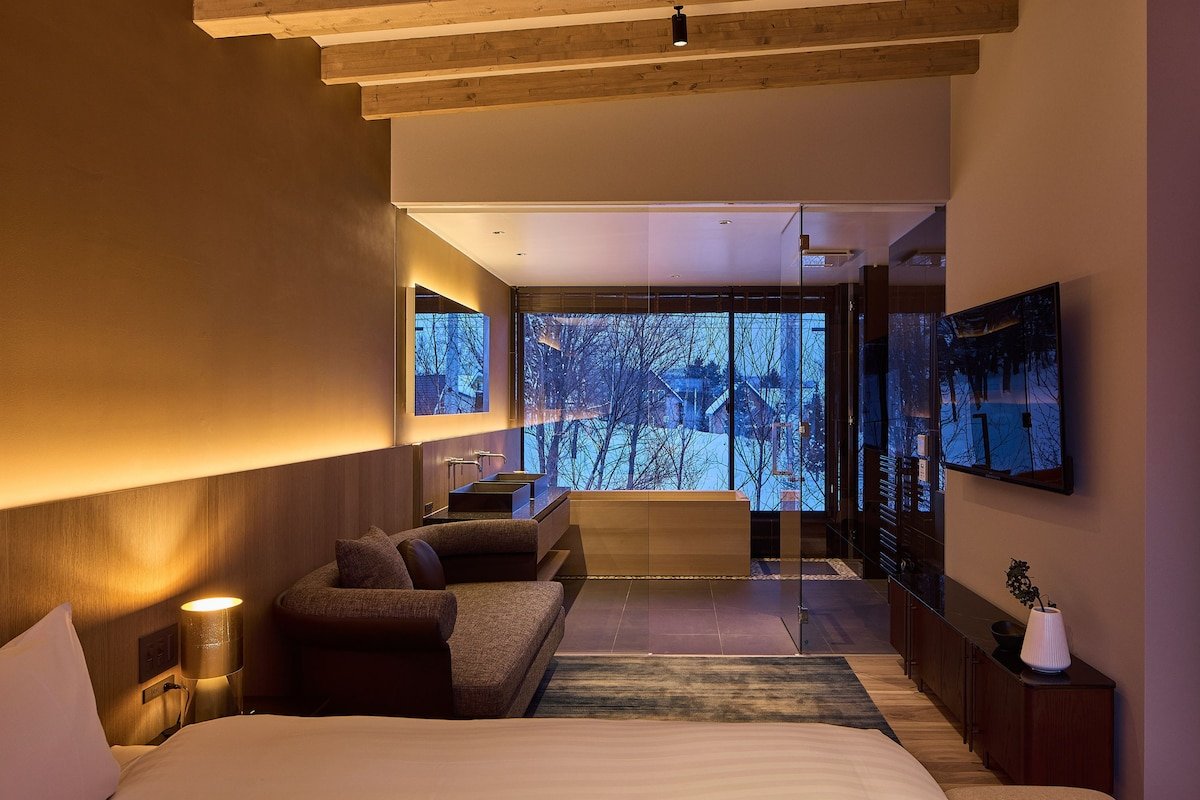 Shiyuki | 4BR Chalet, 2-Minute Drive to Ski Lift gallery image 2