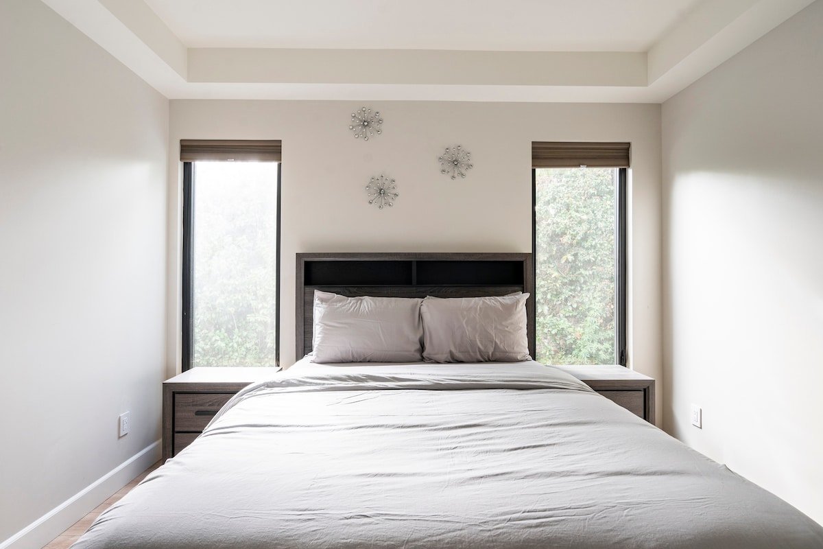 Santa Monica Luxury open space 6 BD house gallery image 3