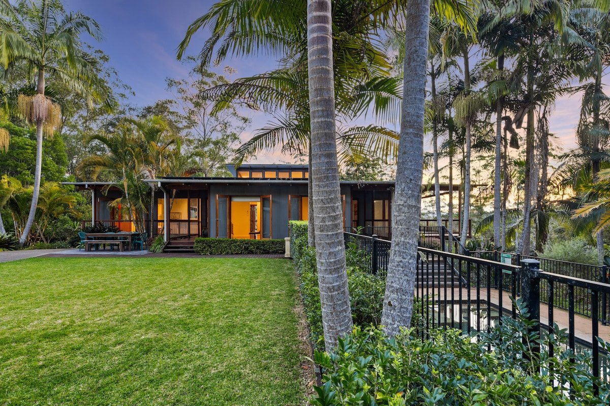 Stunning Retreat, River Frontage & Mountain Views gallery image 2