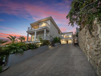 Hollywood Hills bIg blue views