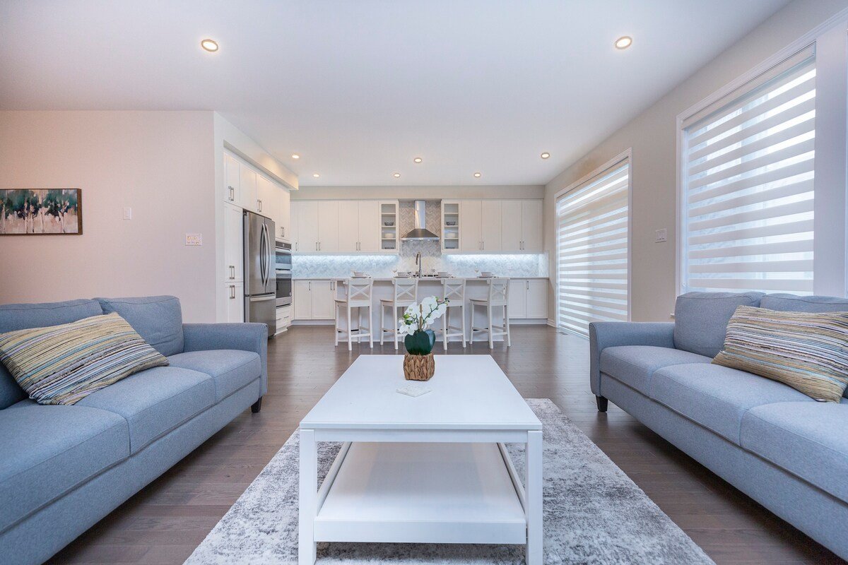 Elegant 3 story home near DT & Airport gallery image 4