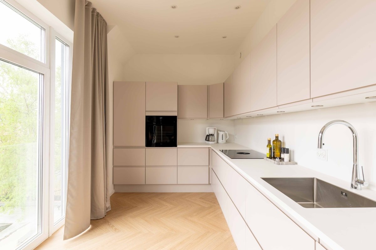 Stunning Premium apartment with Private Rooftop gallery image 5