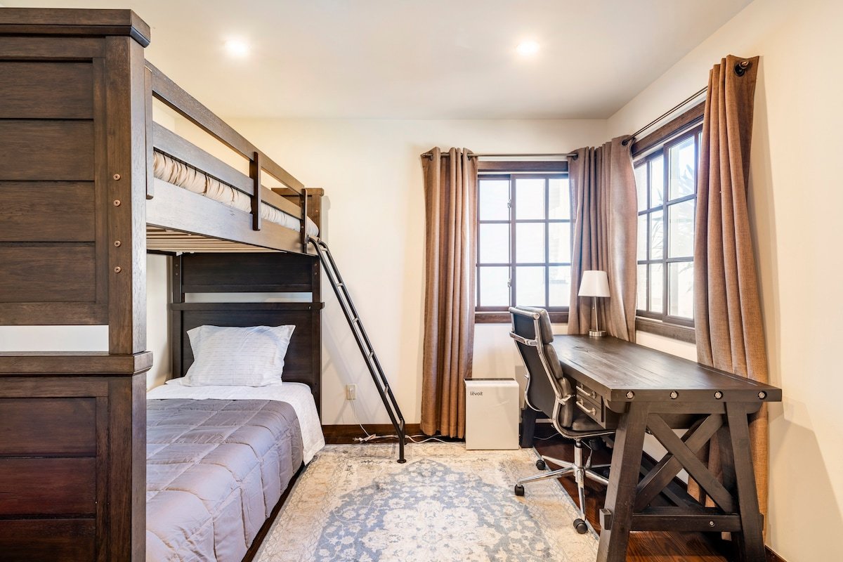 4B/4B Home: Ocean View, Sleeps 10, BBQ Grill gallery image 5