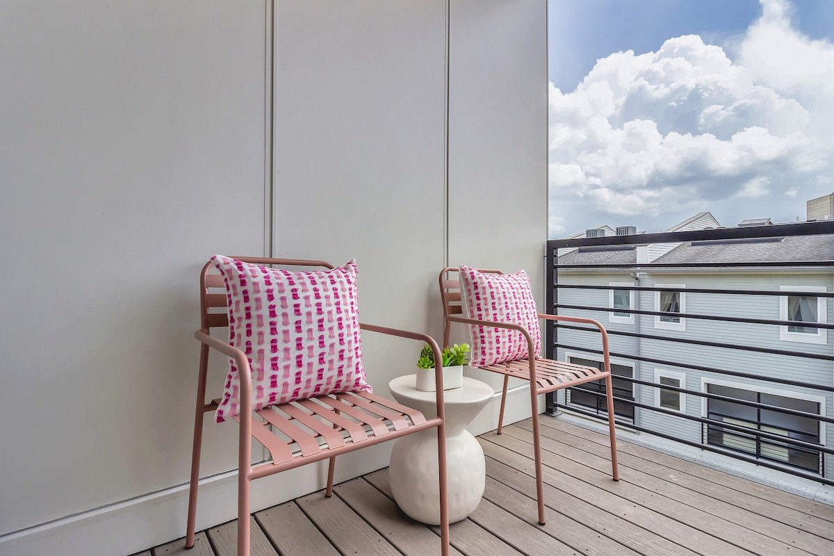 The Babe House! – 2 miles to Broadway/Sleeps 12! gallery image 5