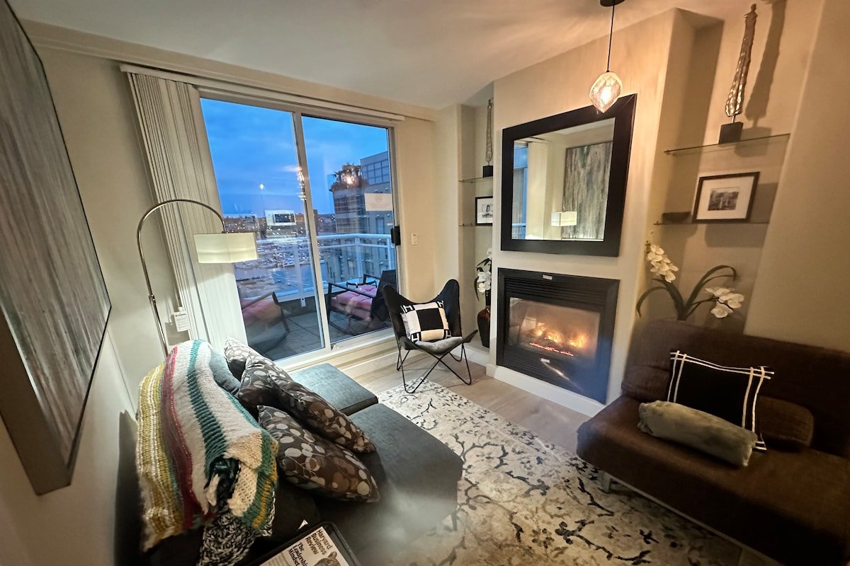 Penthouse w/ Views / Giant Deck on Seawall / Beach gallery image 5