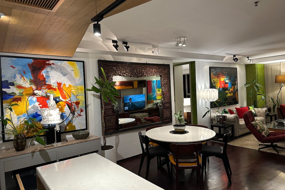 Arty Modern Hip Haven 2 Bdrm Apt gallery image 2