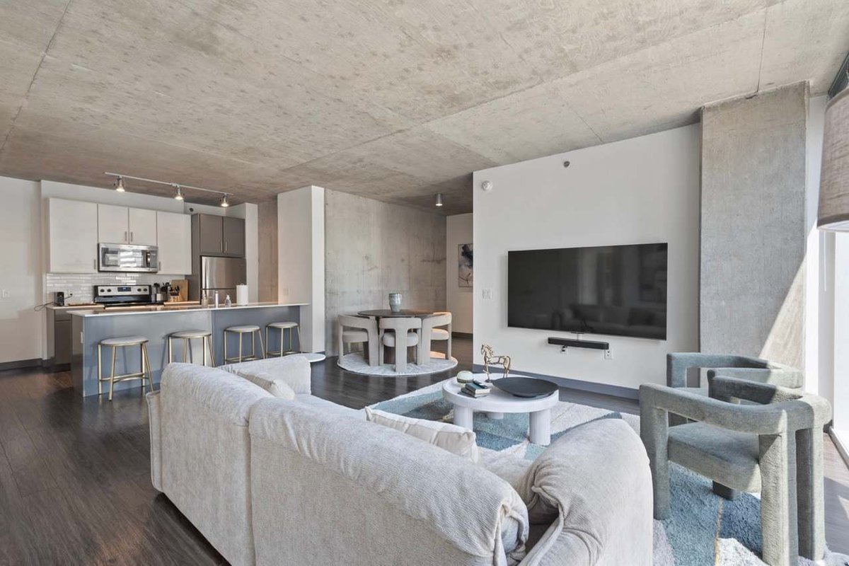 2BR Apt: Stunning Views, Steps to Michigan Avenue