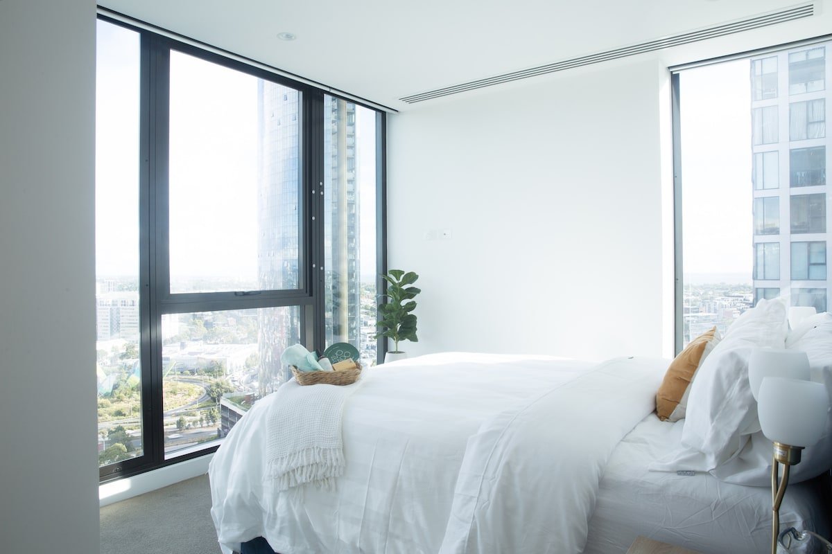 Stunning 3 BR, 2 Bath Apartment, Pool, C/Pk, Views gallery image 5