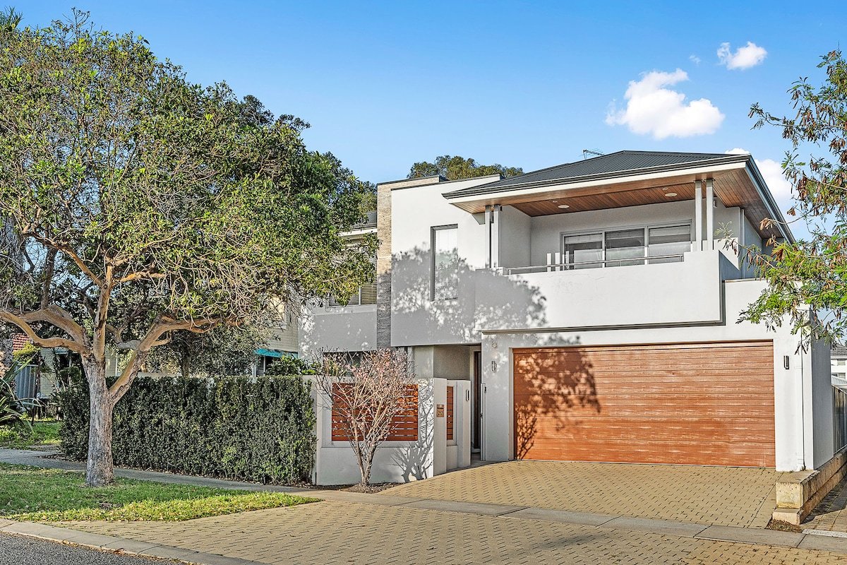 Family home – walk to Scarborough beach gallery image 2