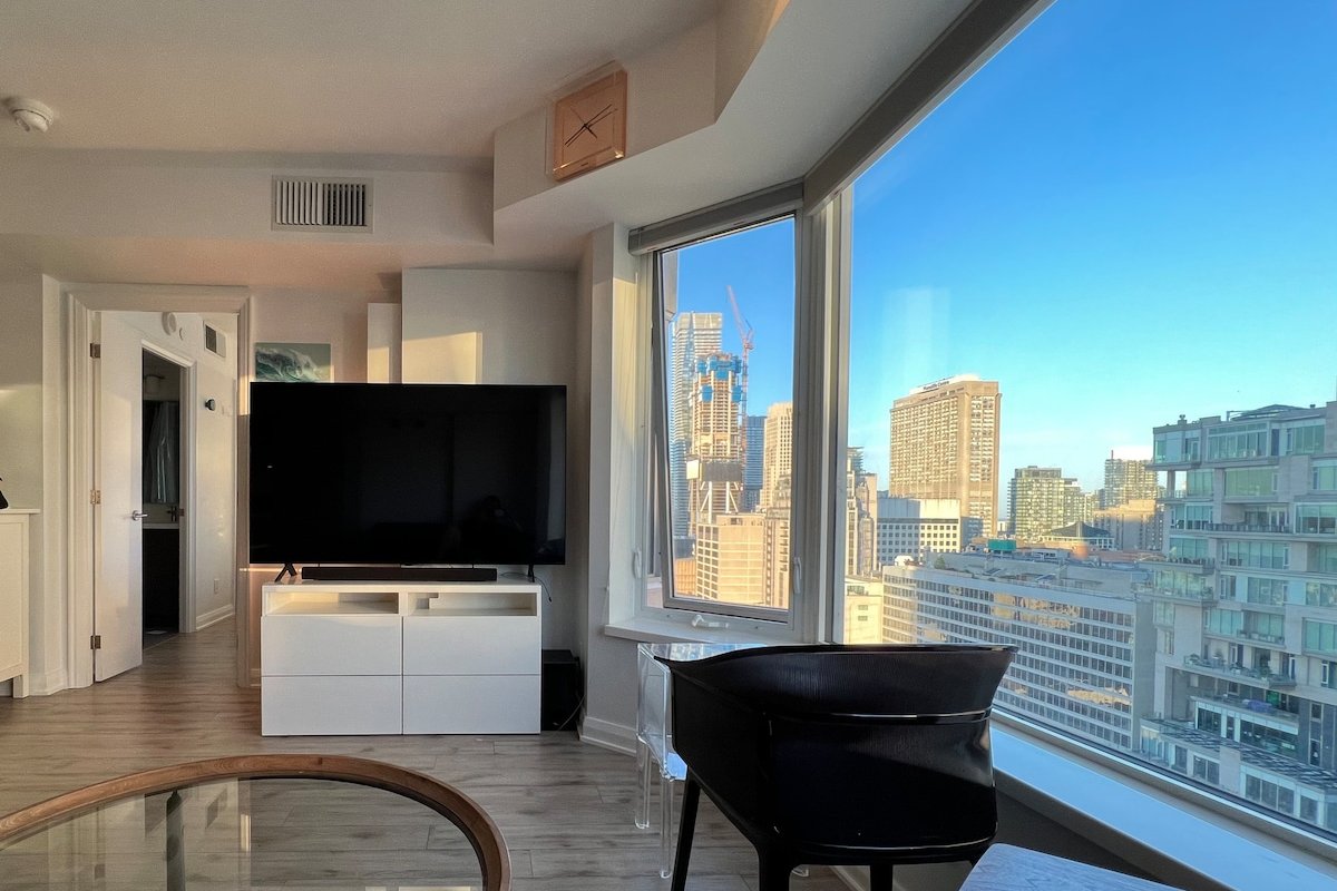 Modern 2BR/2BA Yorkville Condo | Walk Everywhere gallery image 3