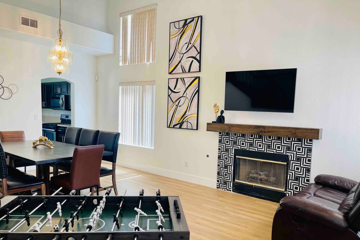 Unwind in Unique Pool Home-8 mile 2strip