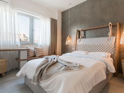 Bright 5th floor boutique apt, 1′ walk to Acropoli