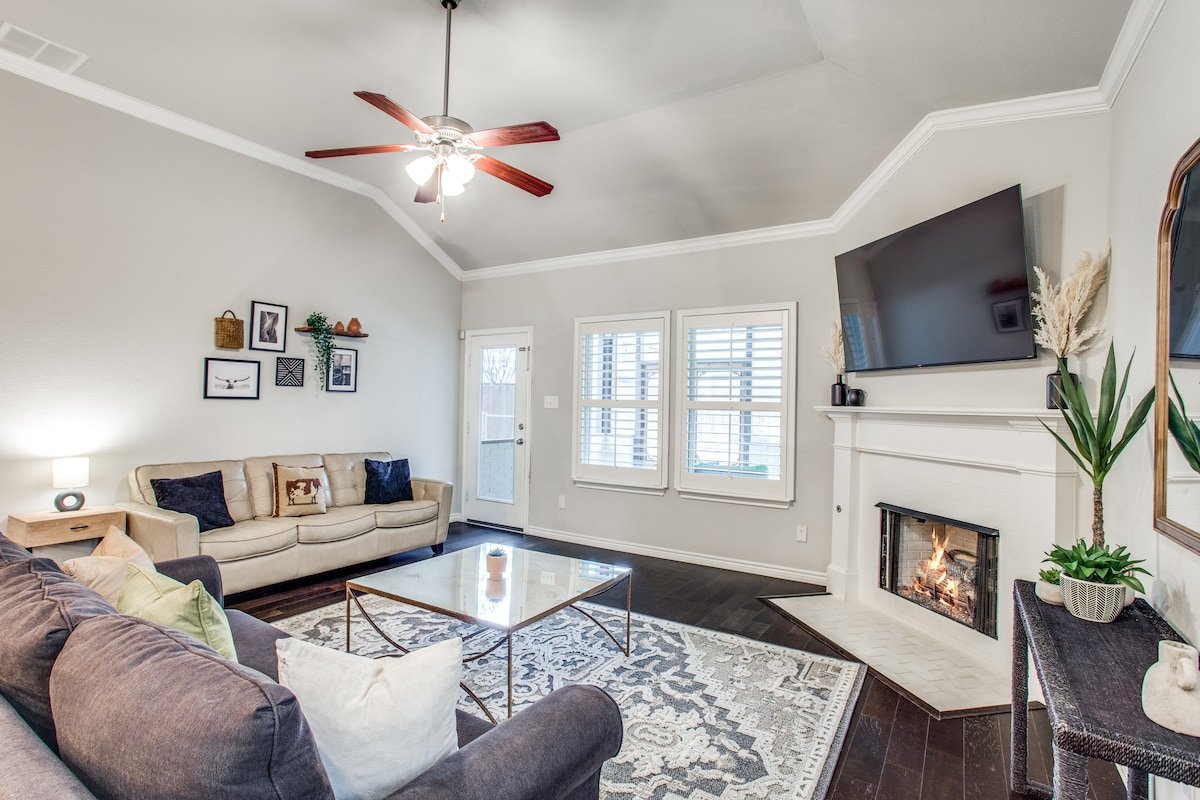 Panther City Paradise ~ Resort Pool & Spa! gallery image 5