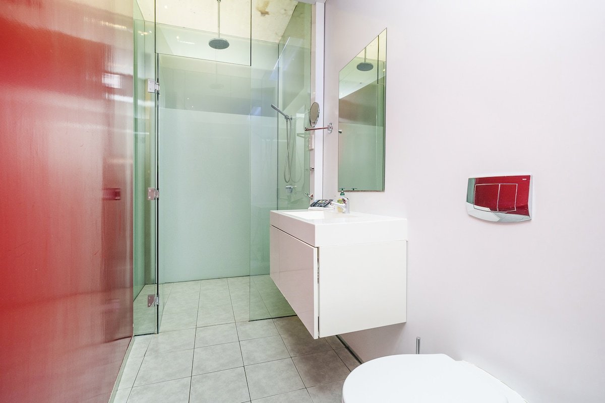 Huge Light 2 Level Entertainer Home gallery image 5