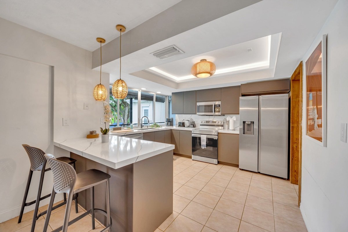 Tropical Oasis with Heated Salt Water Pool & Bar! gallery image 3