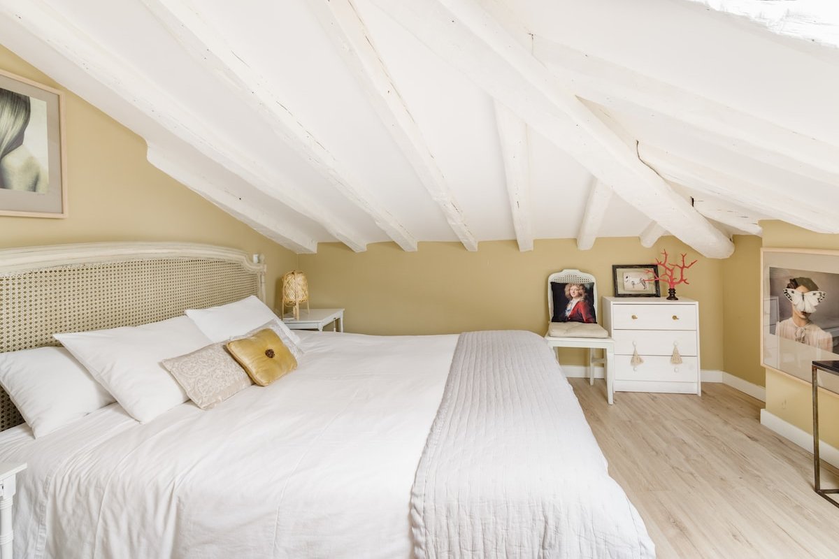 Unbeatable Location, Next to Royal Palace & Sol. gallery image 3