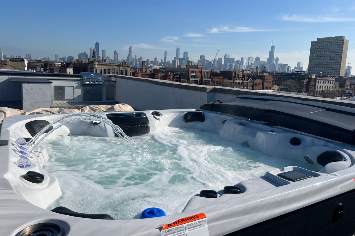 Luxury Condo w/ HOT TUB and Stunning Roof Top Deck