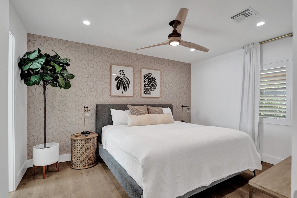 Extended family retreat-Tropical pool!<2 mi beach! gallery image 3