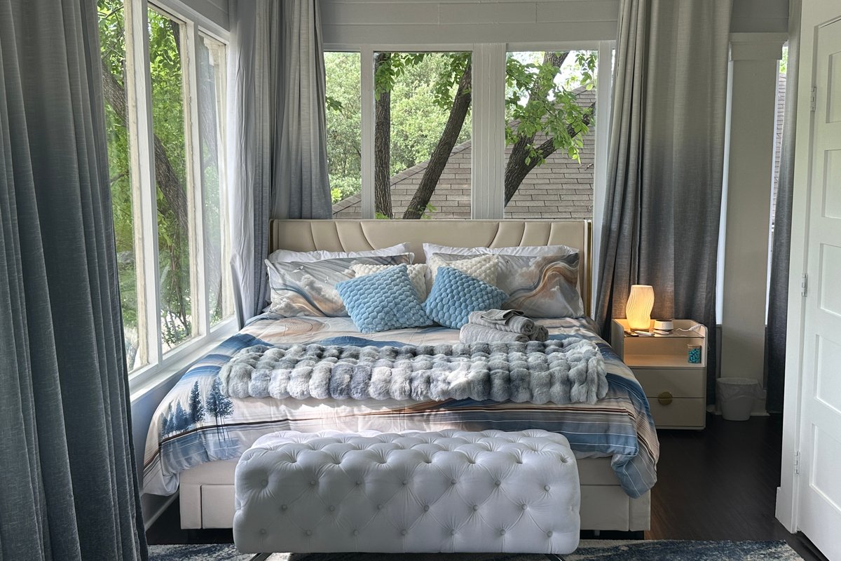 Walk to UT|100″ TV|Massage Chair|King Beds|Themes