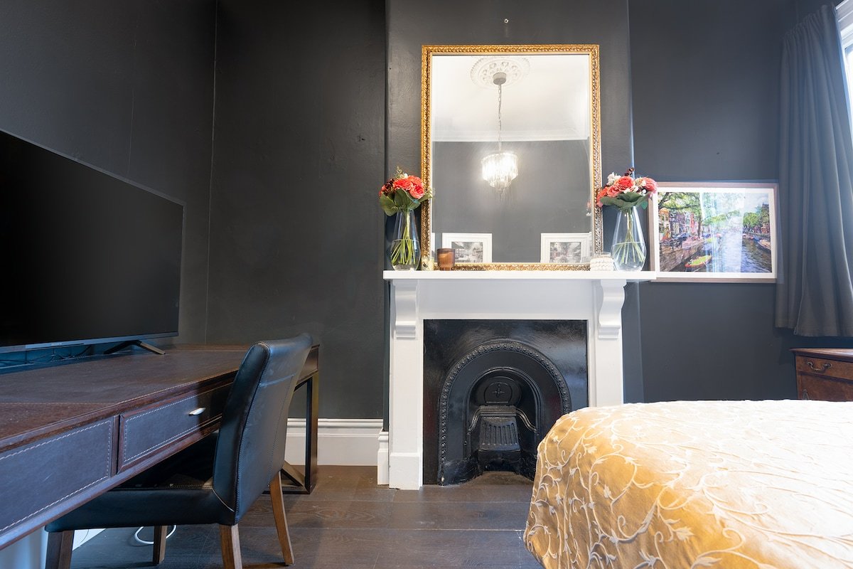 European Tri-Level with Private Rooftop Terrace gallery image 4