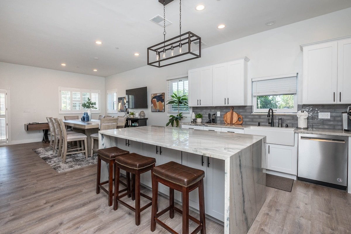 Modern Lux Home: Sleeps 12 and Close to Downtown! gallery image 5