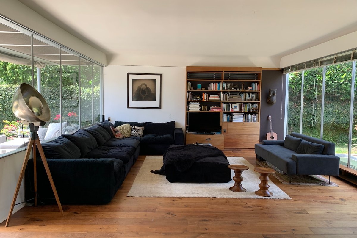 Mid-Century Modern Dream near the Beach gallery image 2