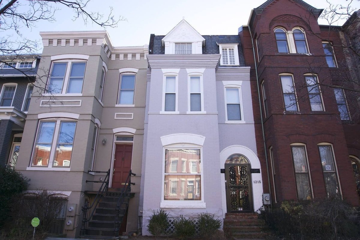 Charming Historic Capitol Hill Row Home w/ Parking gallery image 4