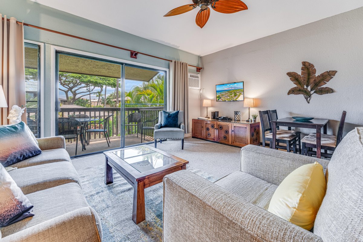 Beautiful Updated Condo, Steps from Beaches/Restau