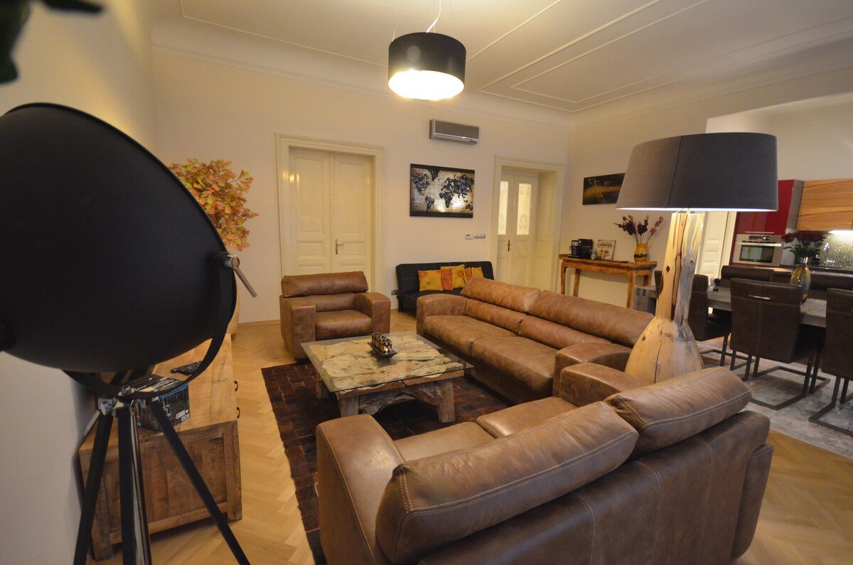 Grand Luxury – Collection Kozi – Old Town Square gallery image 4