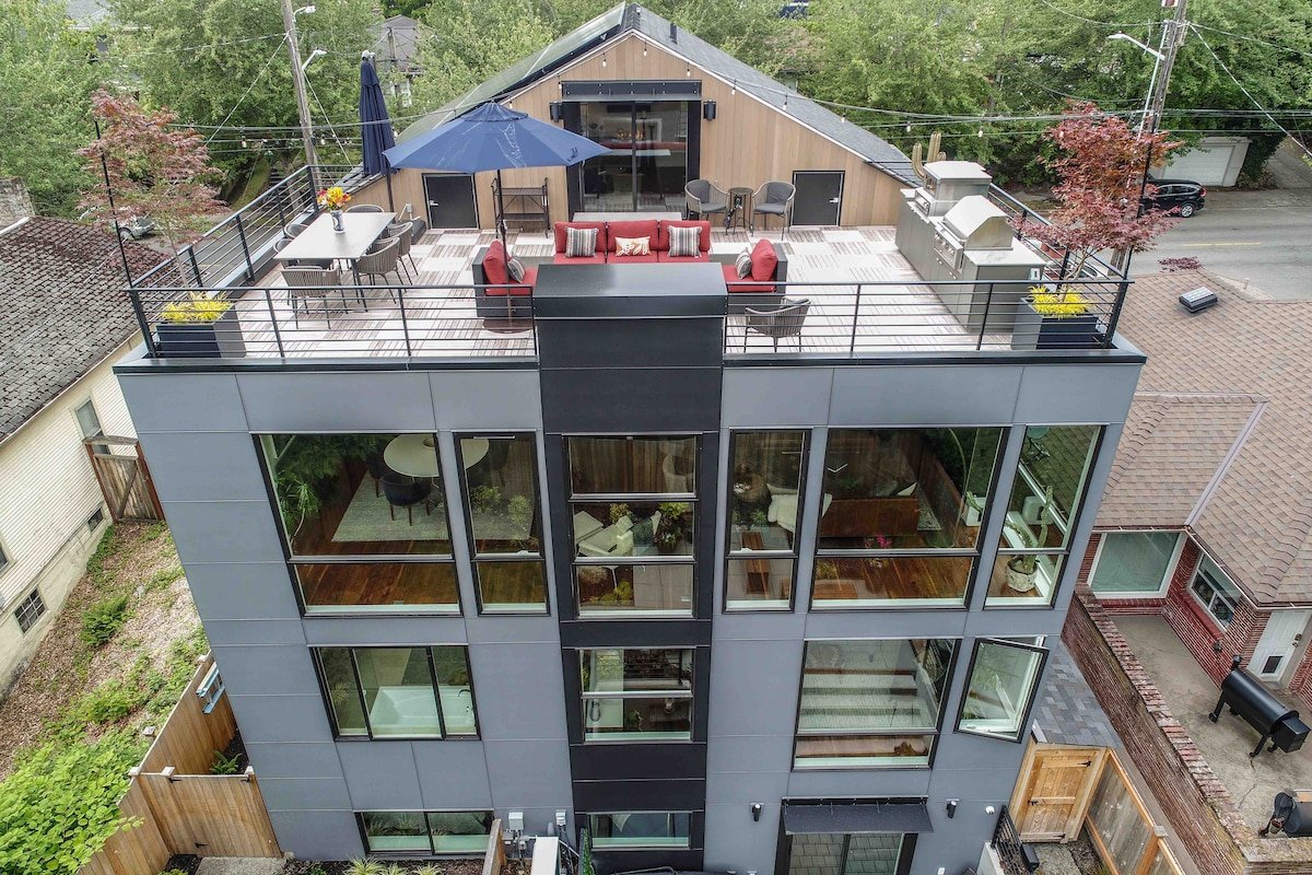 Downtown Oasis, 4 Bd new home w/tub & rooftop deck gallery image 2