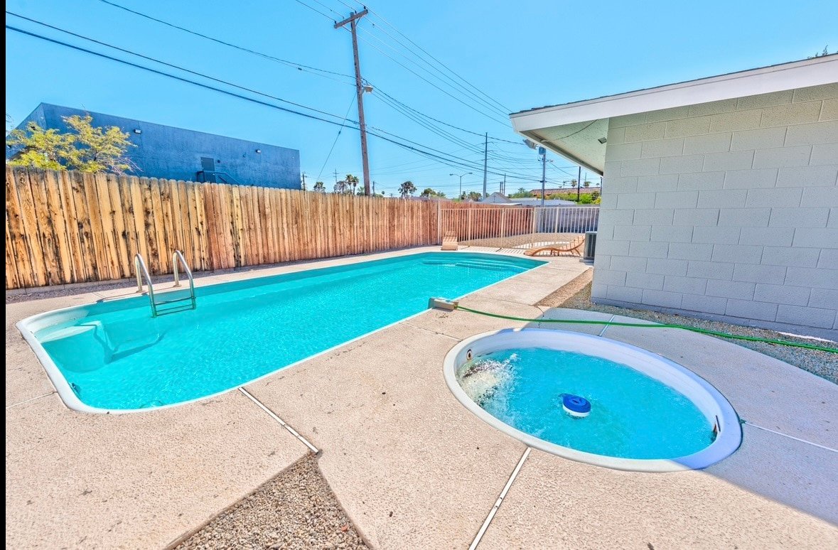 New! 3 min to Convention Center gallery image 3