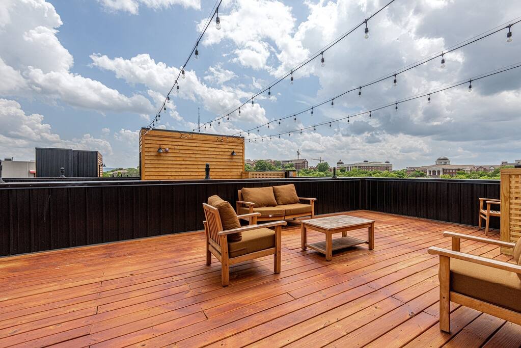 Sleeps 20+Rooftop+Garage+Pet Friendly gallery image 2