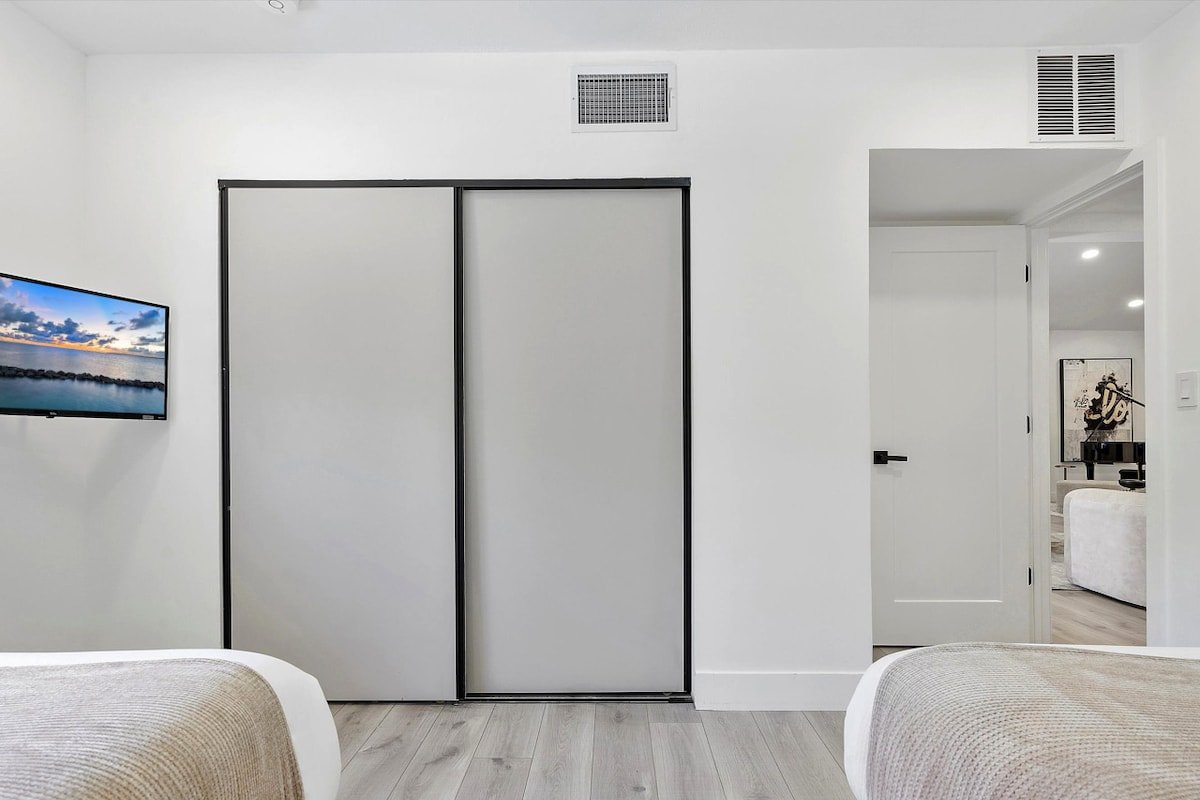 Amazing private retreat w/lake+htd pool+firetable gallery image 4