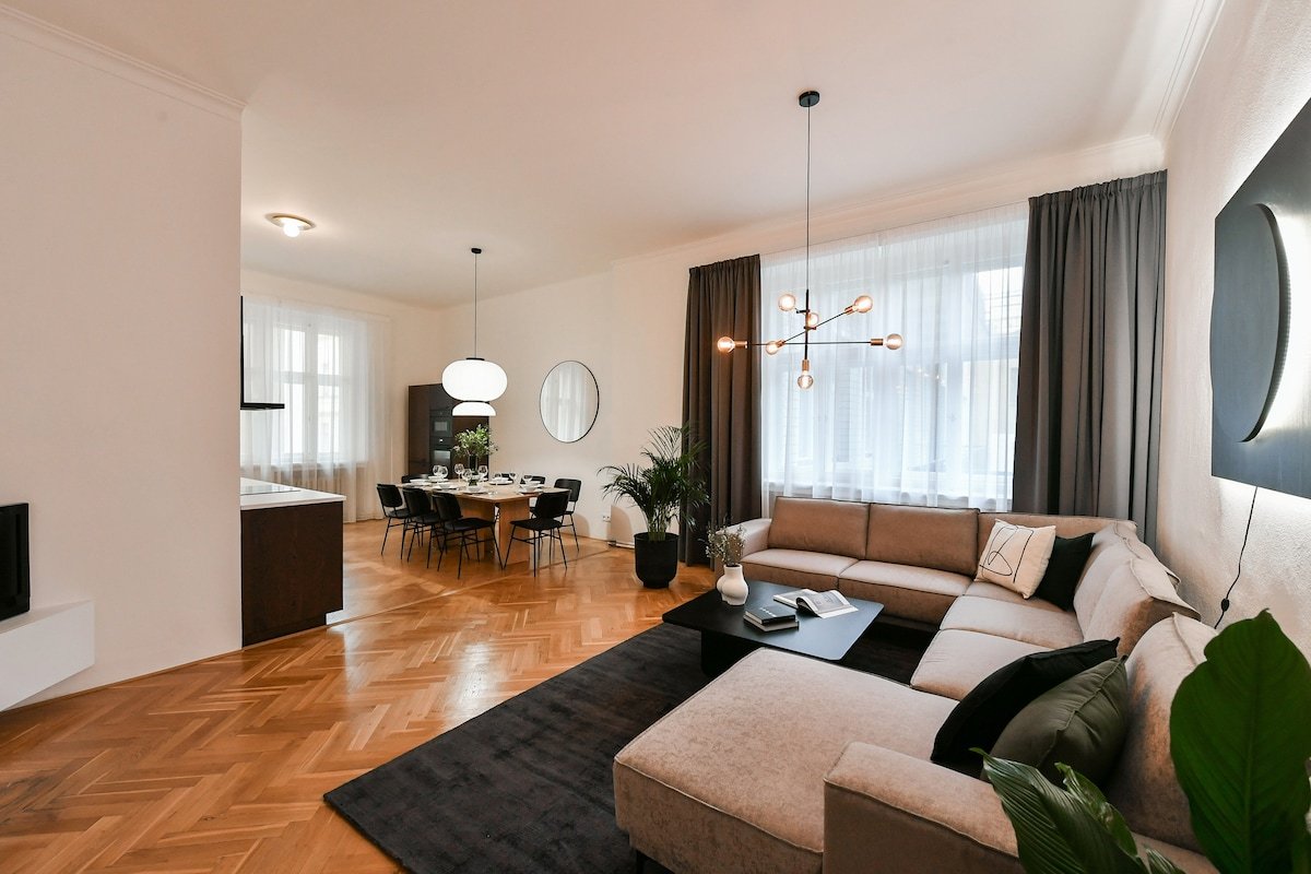Charming Stylish 3BR Apartment by Stepan No. 6 gallery image 3