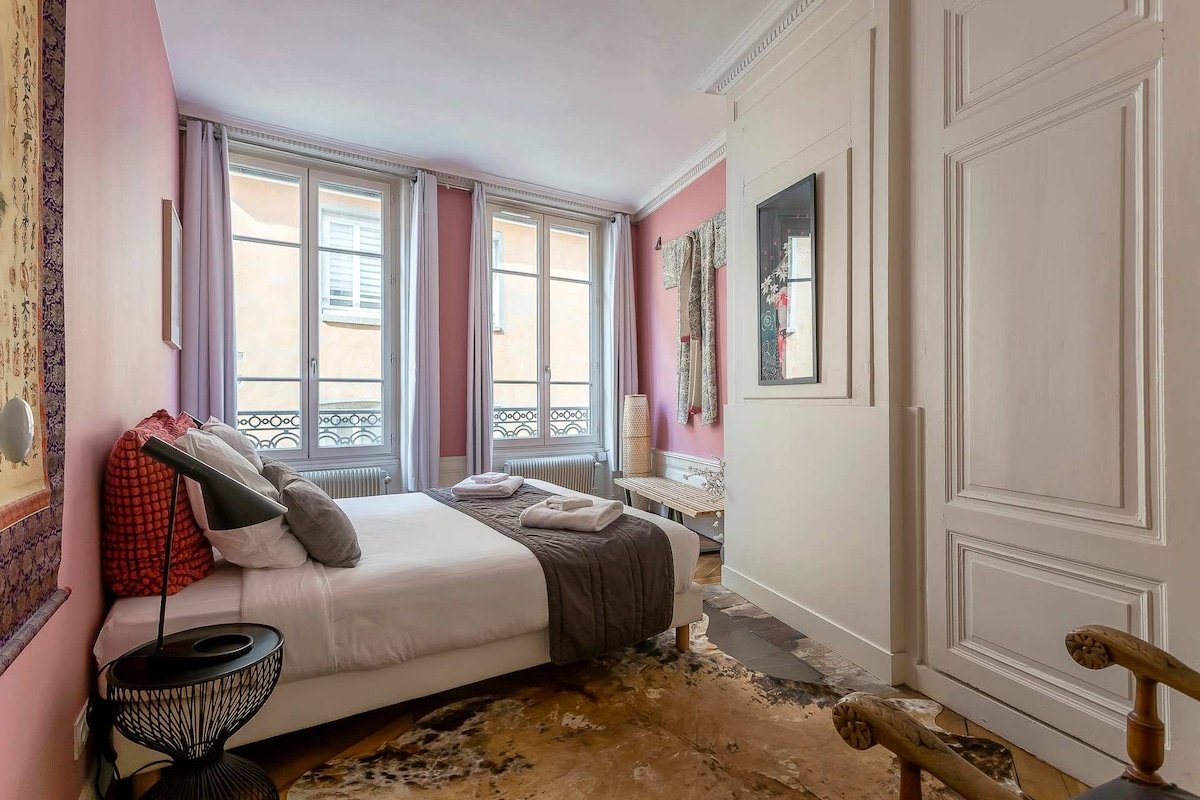 Curiosité – Furnished apartment – Downtown Lyon gallery image 3